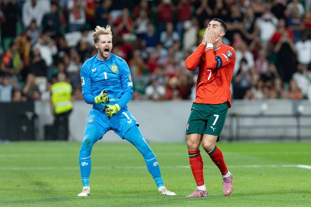 Caoimhin Kelleher celebra defesa a penálti de Cristiano Ronaldo