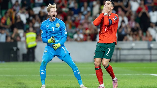 Caoimhin Kelleher celebra defesa a penálti de Cristiano Ronaldo