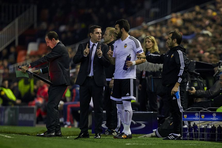 Gary Neville ao lado de Álvaro Negredo, seu ex-jogador no Valência