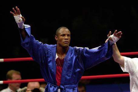 O drama de um dos melhores pugilistas de sempre: foi filmado à procura de comida no lixo