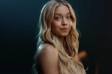 Imune às críticas, Sydney Sweeney volta a despir-se em campanha ousada (fotos)