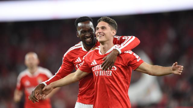 Sudakov e Lukebakio, respetivamente médio ofensivo e extremo do Benfica - Foto: Sérgio Miguel Santos