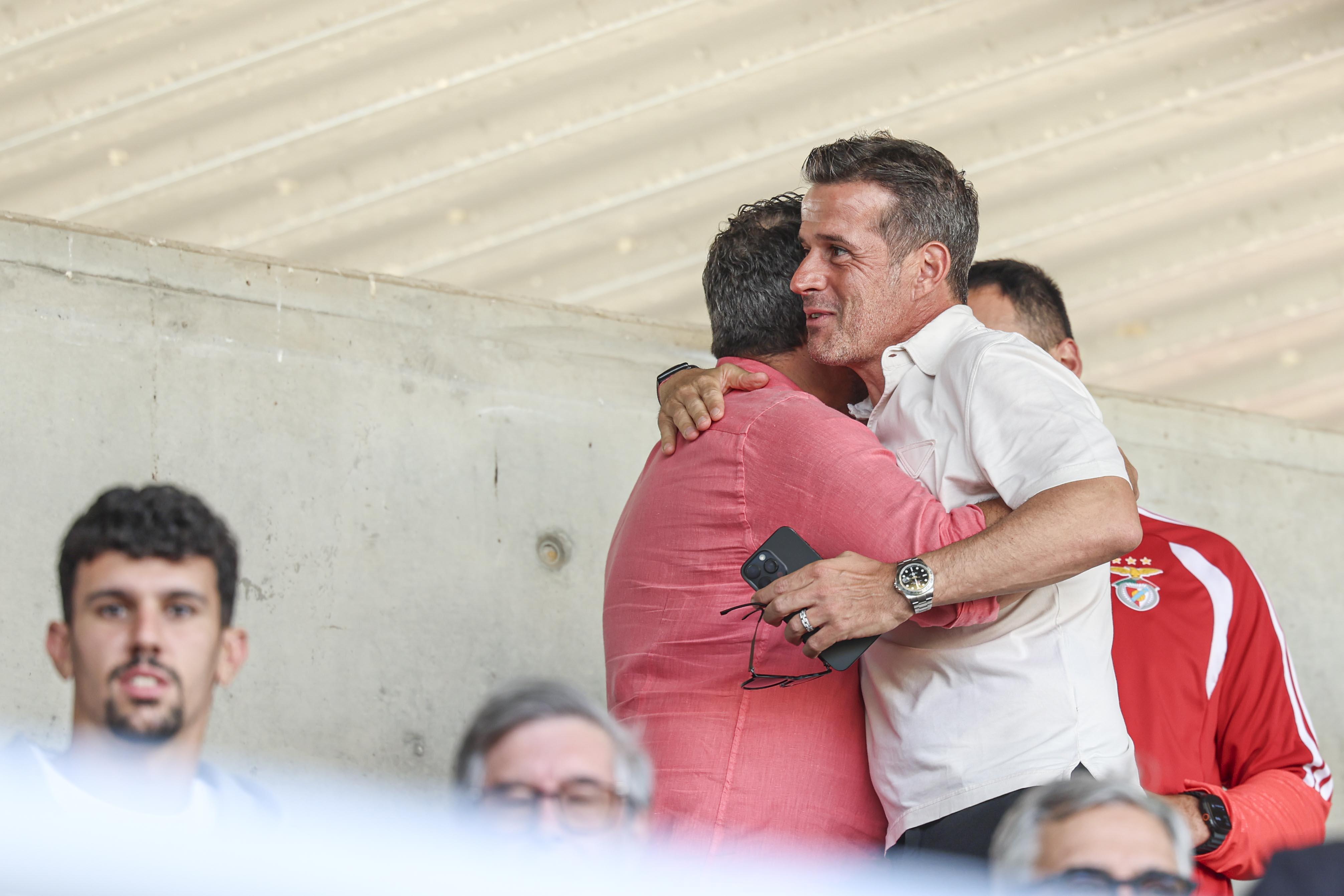 Abraço entre Bruno Basto e Marco Silva