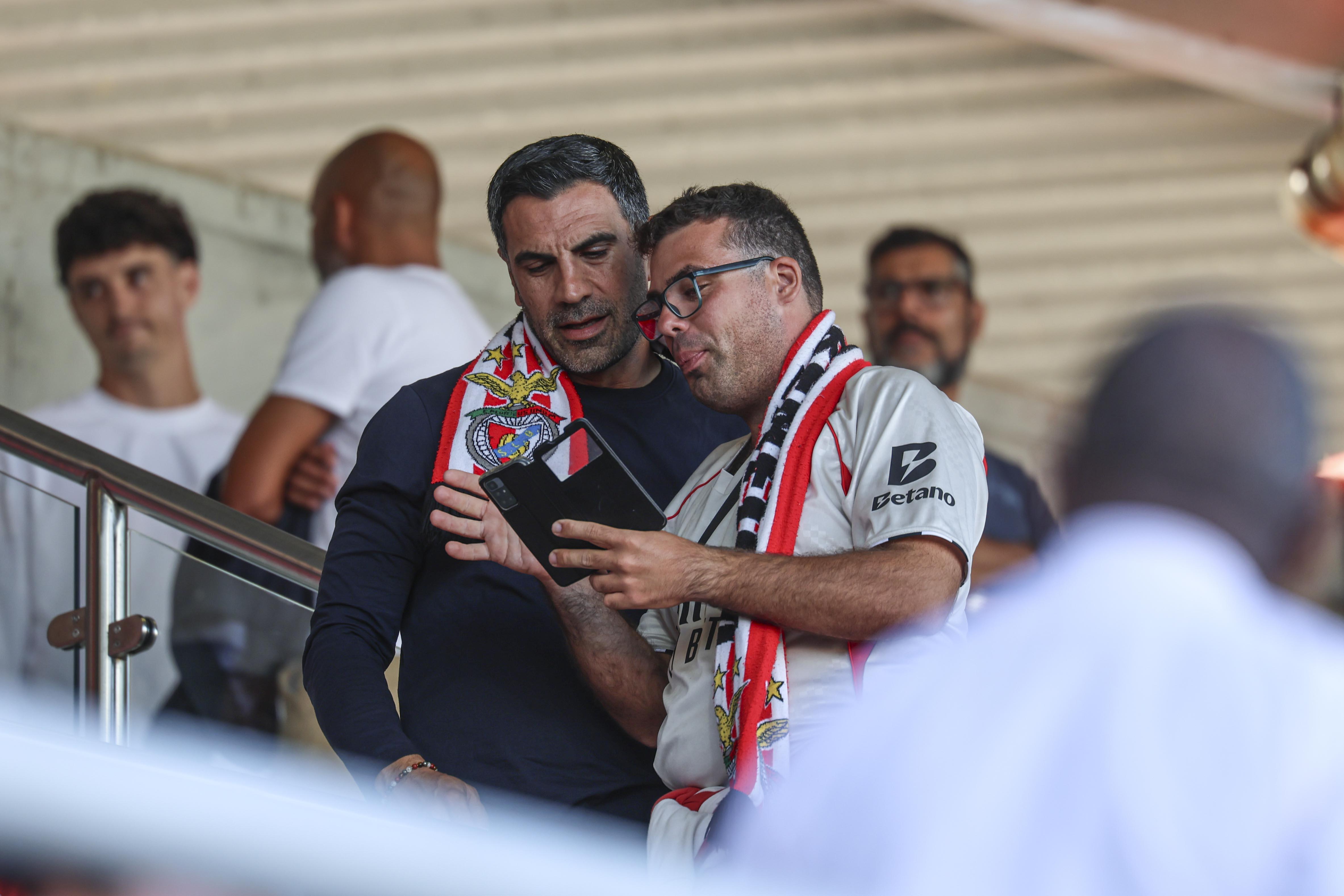 Ricardo Rocha com um cachecol do Benfica