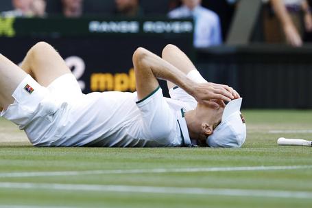 Jannik Sinner está lesionado no joelho direito
