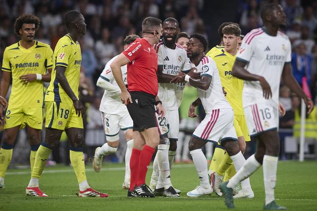Vinícius Júnior discute com árbitro