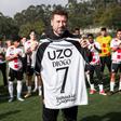 Antes do jogo-treino entre a equipa B do Vitória e o Leixões, Fernando Meira entregou uma camisola especial a Carlos Fangueiro - Foto: Vitória de Guimarães