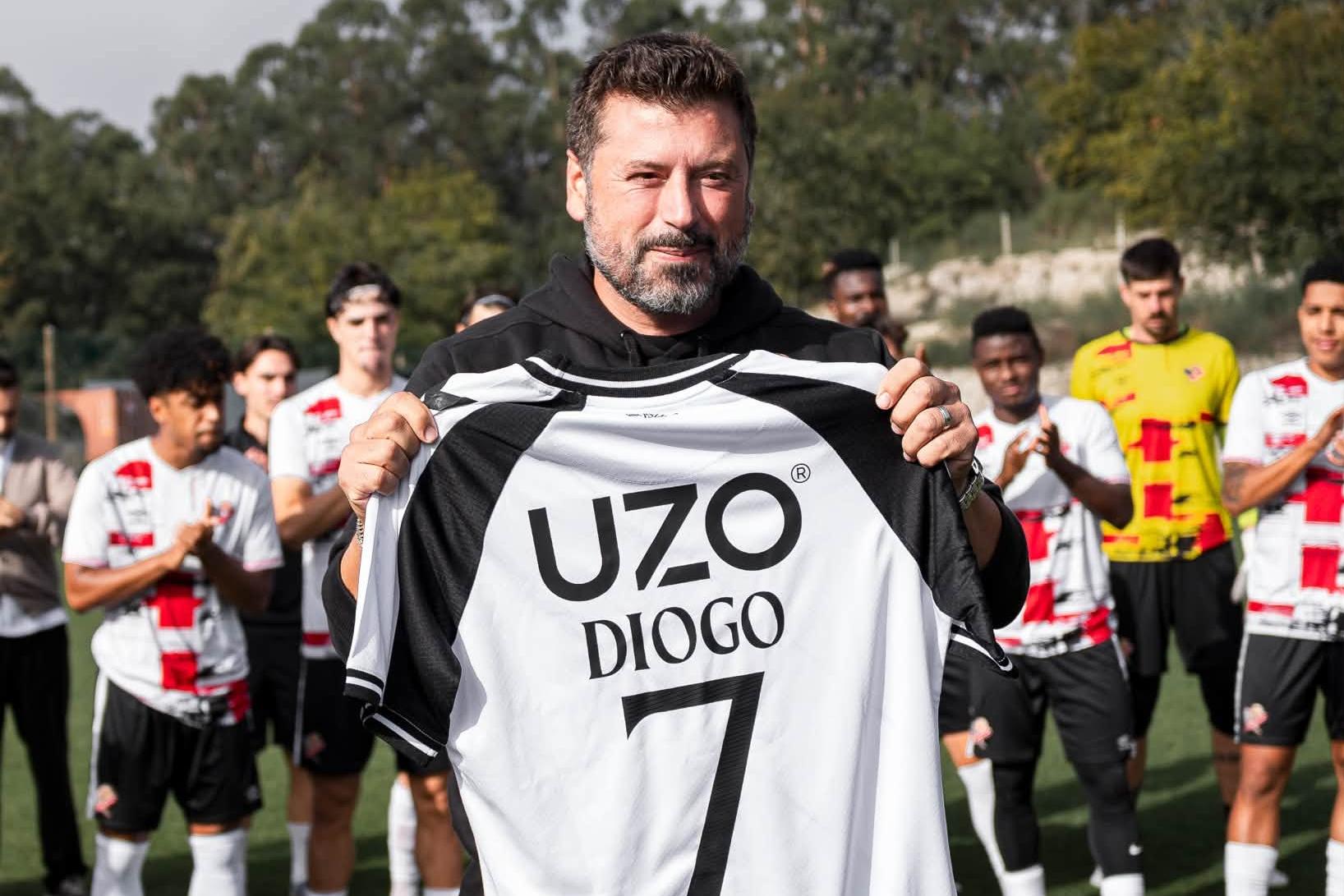 Antes do jogo-treino entre a equipa B do Vitória e o Leixões, Fernando Meira entregou uma camisola especial a Carlos Fangueiro - Foto: Vitória de Guimarães