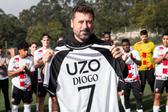 Antes do jogo-treino entre a equipa B do Vitória e o Leixões, Fernando Meira entregou uma camisola especial a Carlos Fangueiro - Foto: Vitória de Guimarães