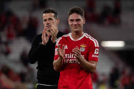 Sudakov e Marco Silva, respetivamente médio e treinador do Benfica — Foto: IMAGO