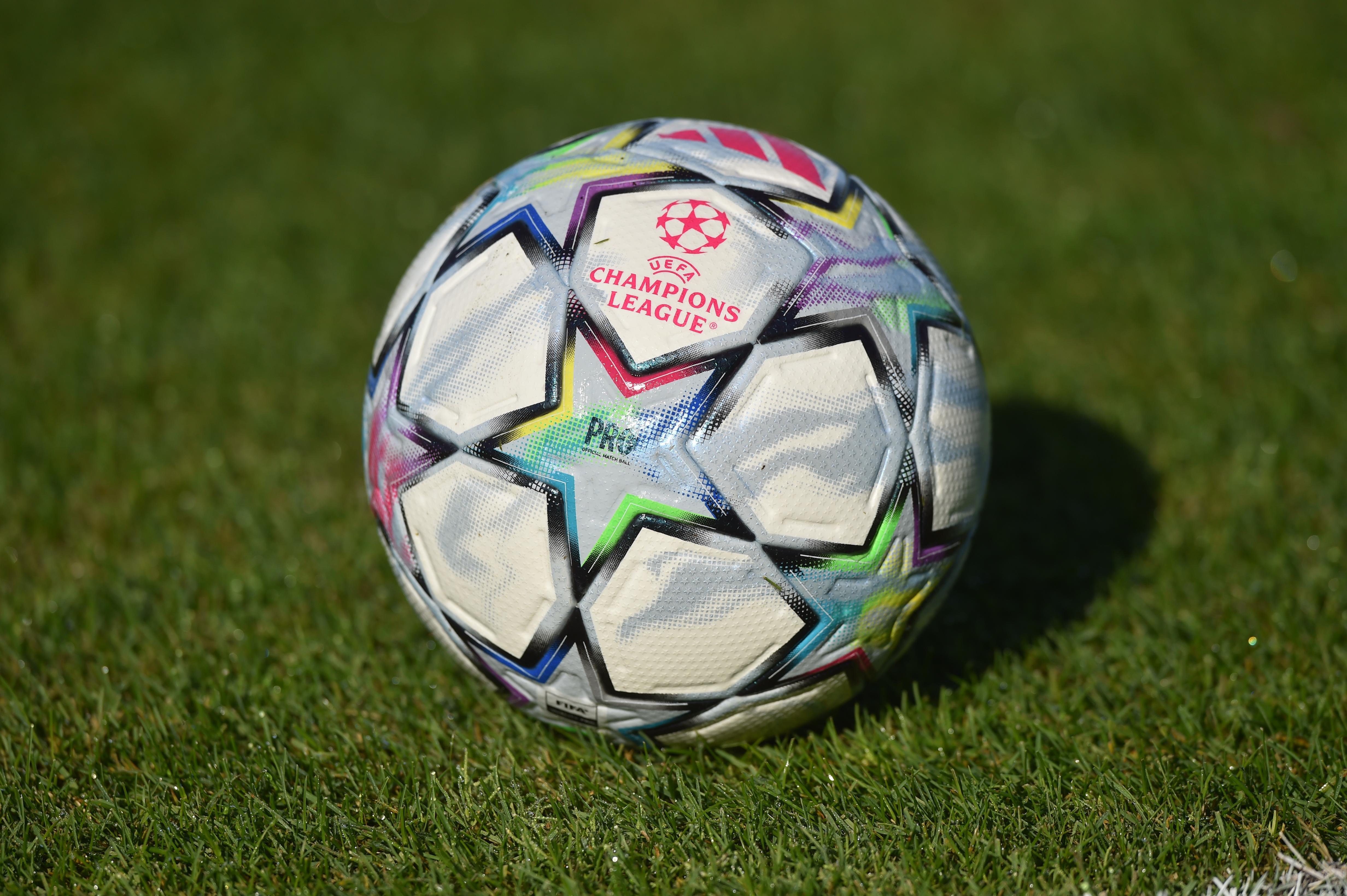 Treino do Sporting antes do Lens - a bola da Liga dos Campeões   - foto: Miguel Nunes