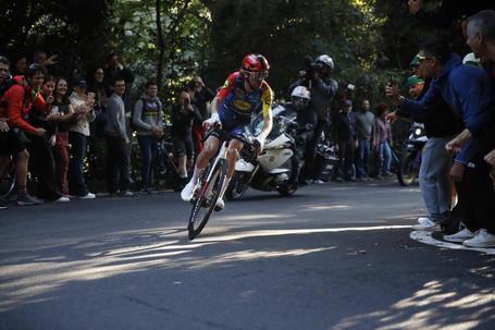 Giulio Ciccone durante a revente Volta à Lombardia