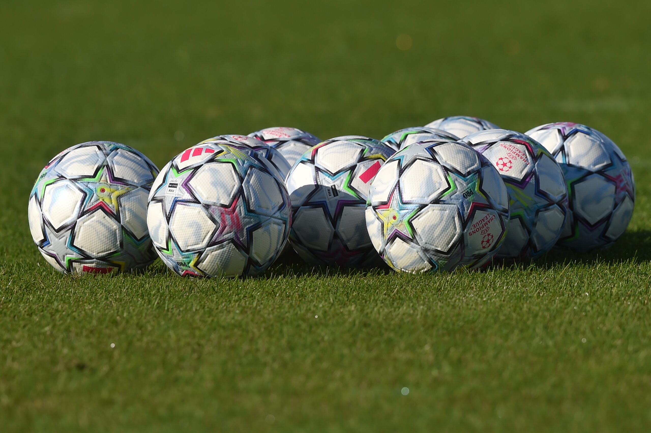 Treino do Sporting antes do Lens - a bola da Liga dos Campeões   - foto: Miguel Nunes