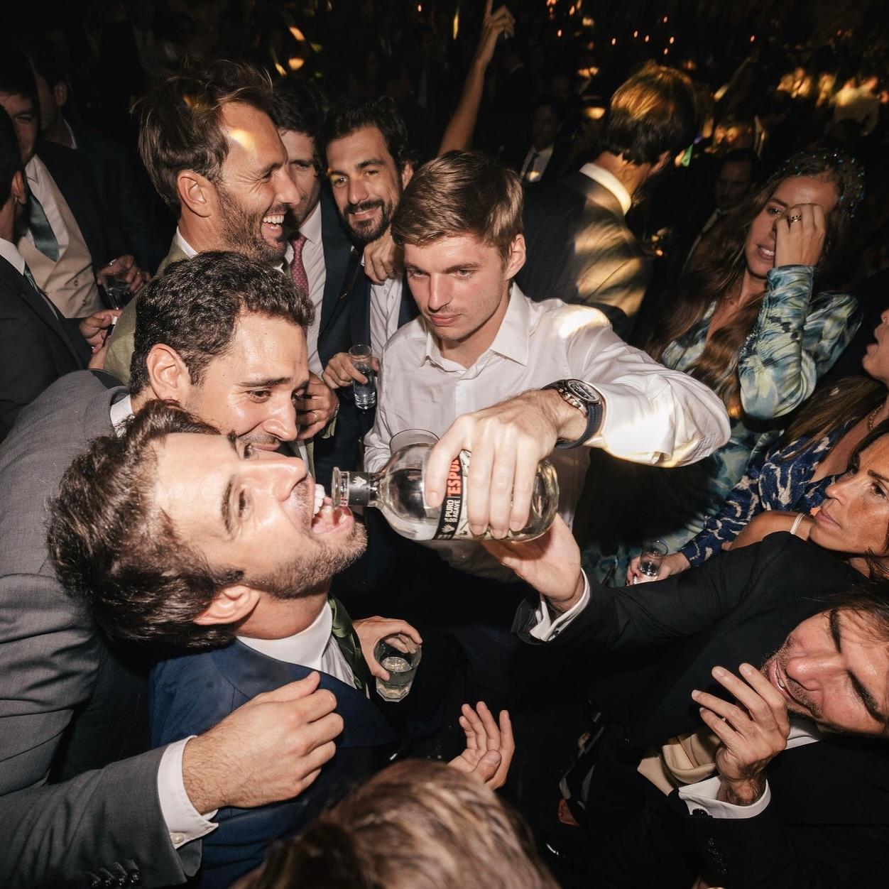 Verstappen e Félix da Costa animados no casamento do português - Foto:  Félix da Costa/Instagram