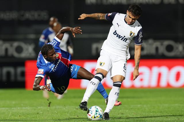 O jogador do Famalicão Marcos Peña (D), disputa a bola com o jogador do Alverca Chiquinho, durante o jogo da I Liga de futebol, realizado no Estádio Municipal de Famalicão, em Vila Nova de Famalicão, 12 de outubro de 2026. ESTELA SILVA/LUSA