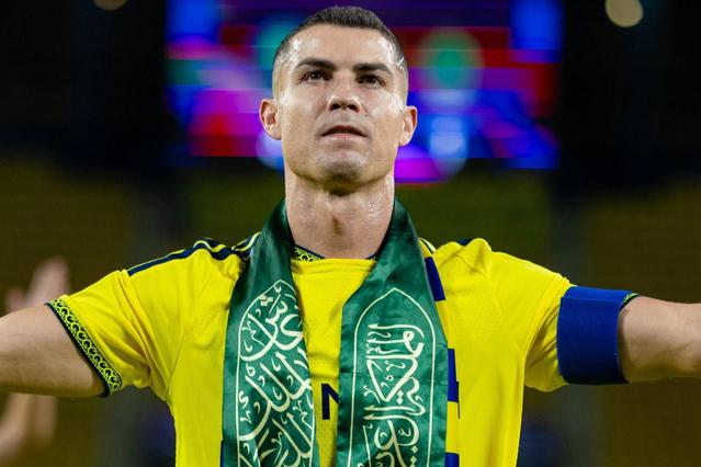 Ronaldo emocionado com os símbolos sauditas após o jogo da Champions asiática