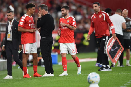 Marco Silva e Bah conversam junto ao banco do Benfica - Foto: Sérgio Miguel Santos
