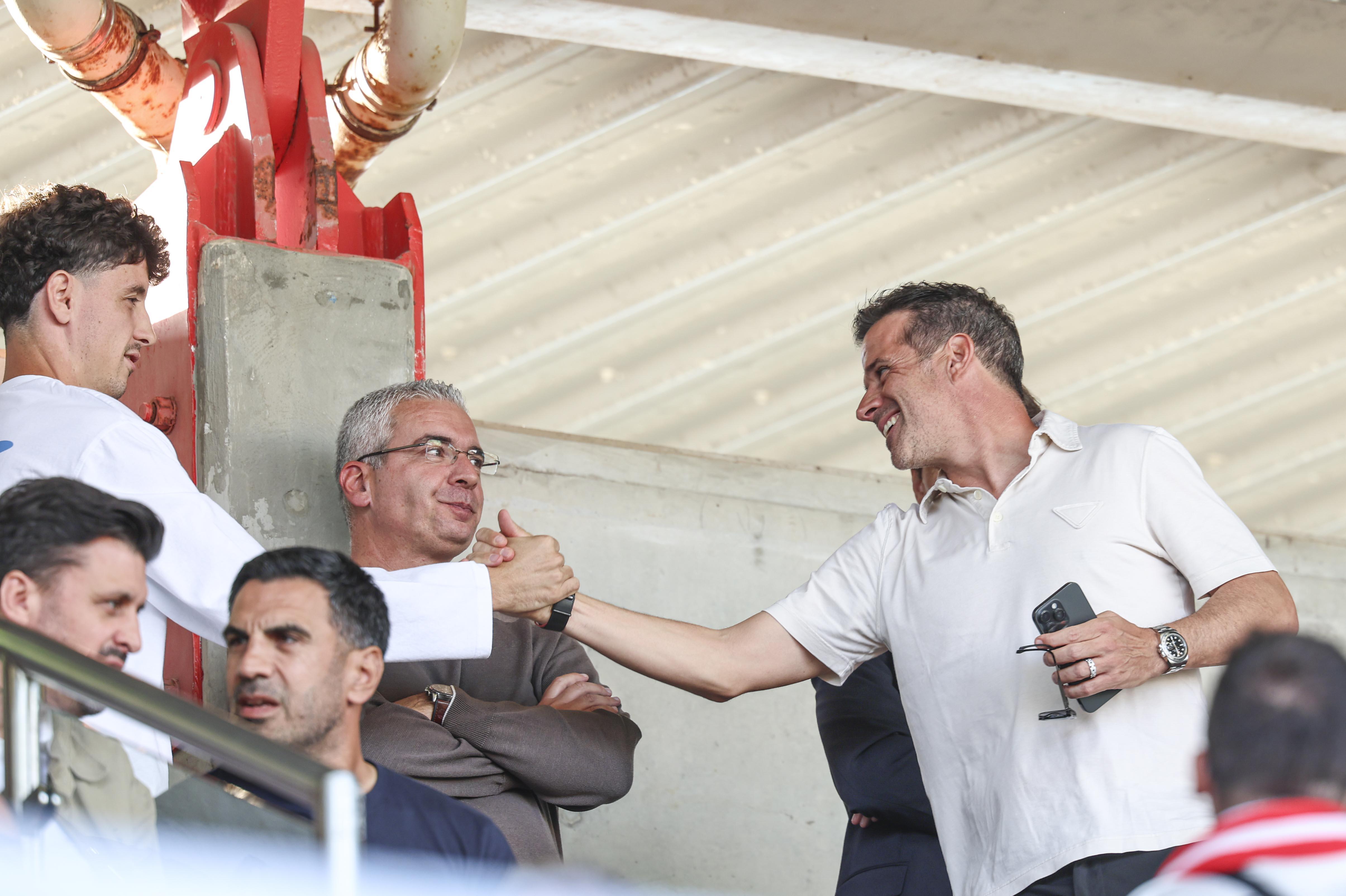 Manu cumprimenta Marco Silva