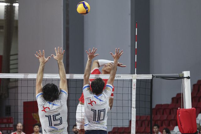 Benfica e Sporting ganham antes do dérbi no voleibol