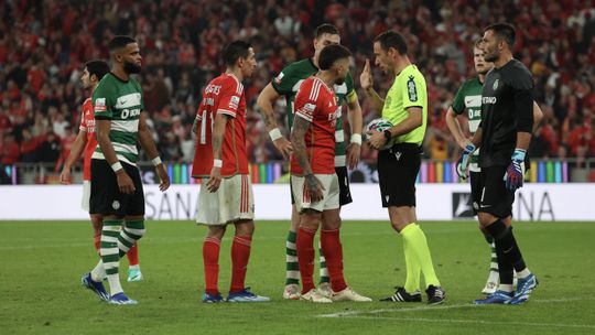 Arbitragem: Pedro Henriques analisa os casos do Benfica-Sporting (vídeo)