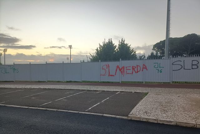 Benfica-Sporting: vedação pintada e fogo de artifício durante a noite no Seixal (fotos)