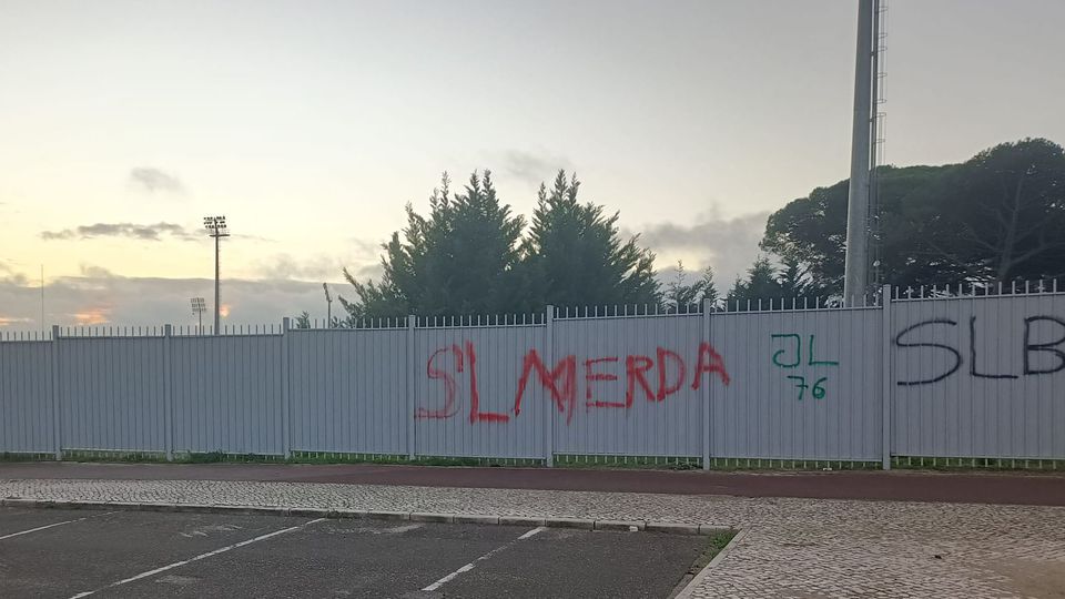 Benfica-Sporting: vedação pintada e fogo de artifício durante a noite no Seixal (fotos)