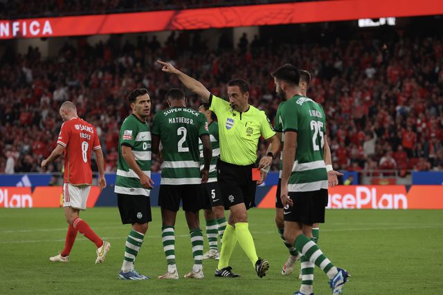 Gonçalo Inácio expulso logo a abrir a 2.ª parte do Benfica-Sporting (vídeo)