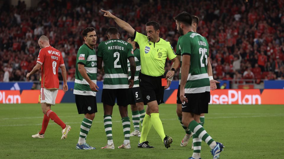 Gonçalo Inácio expulso logo a abrir a 2.ª parte do Benfica-Sporting (vídeo)