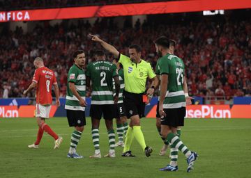 Gonçalo Inácio expulso logo a abrir a 2.ª parte do Benfica-Sporting (vídeo)