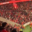 Adeptos do Benfica festejam vitória no dérbi com pirotecnia