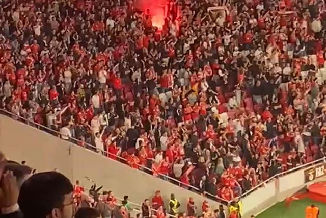 Adeptos do Benfica festejam vitória no dérbi com pirotecnia