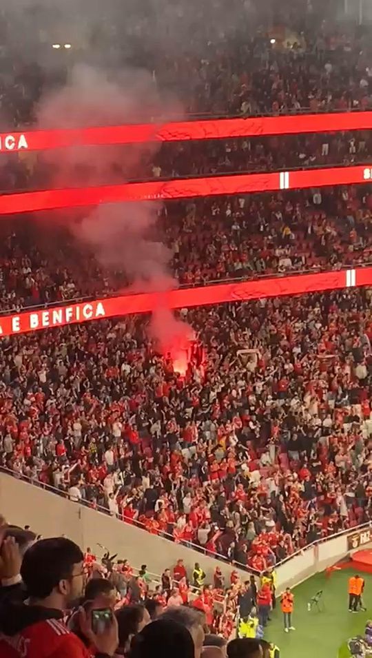 Adeptos do Benfica festejam vitória no dérbi com pirotecnia