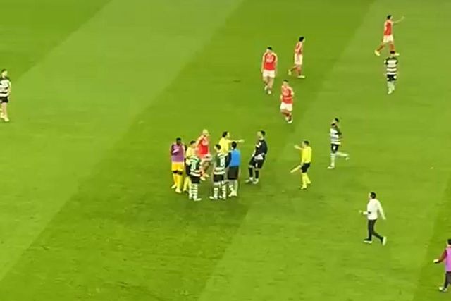 Ânimos exaltados entre jogadores de Benfica e Sporting