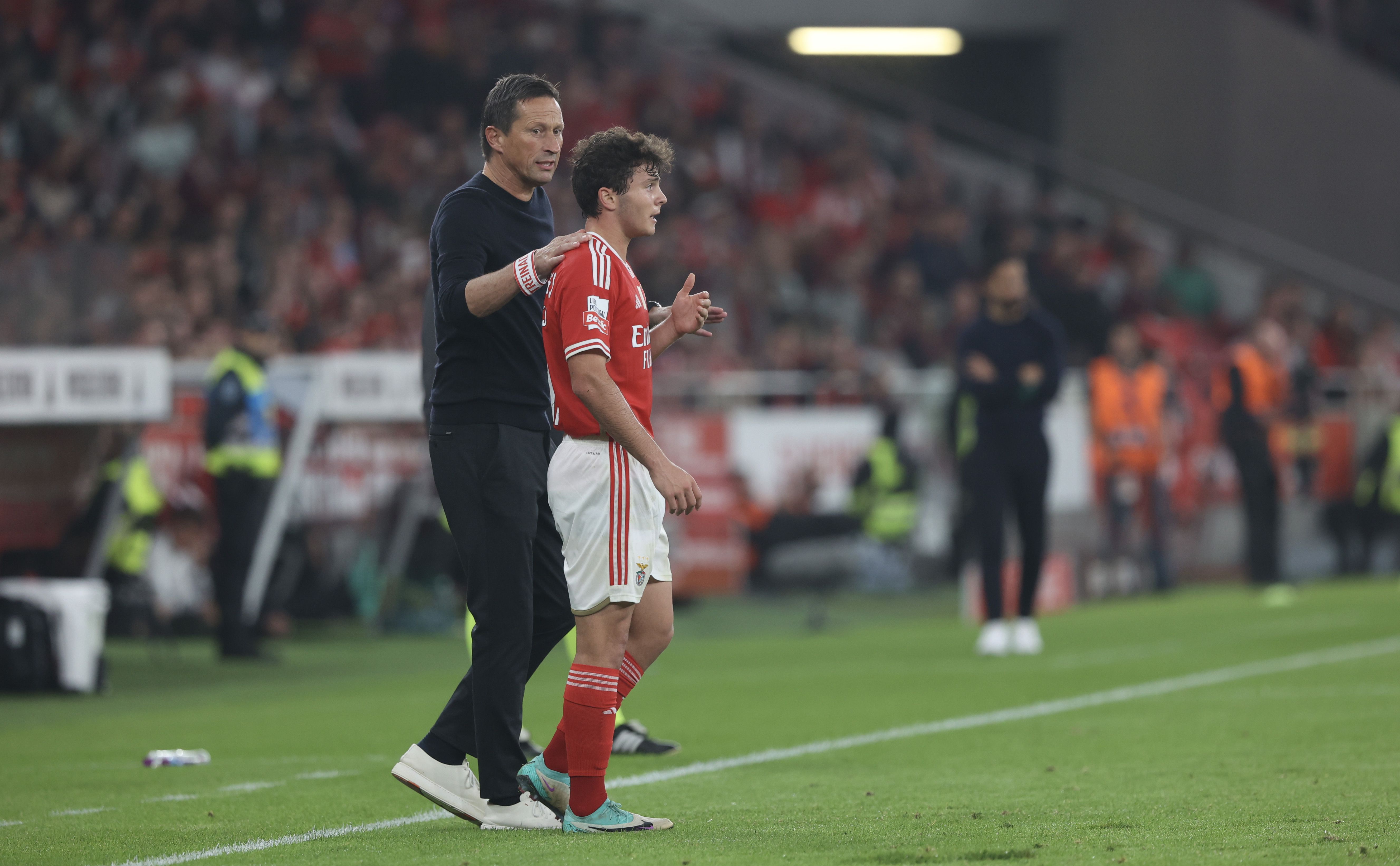 Bloqueios e foras de jogo: porque é que o golo de João Neves no Sporting -  Benfica deveria ter sido anulado