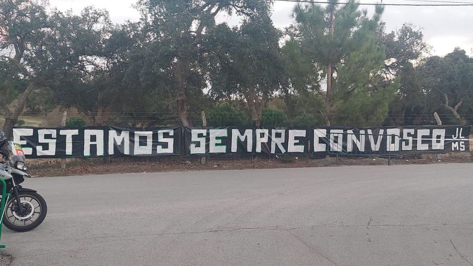 «Estamos sempre convosco»: tarja de apoio ao Sporting em Alcochete antes do dérbi