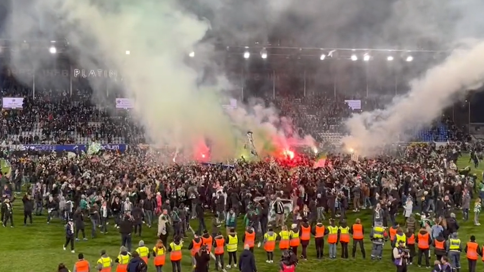 Imagens impressionantes: Hammarby foi campeão sueco após 38 anos e festejou-se assim... (vídeos)