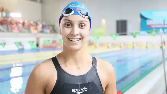 Francisca Martins volta a derrubar recorde dos 200m livres