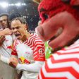 Leipzig vence com mais um golaço de Xavi Simons e mantém lugar Champions