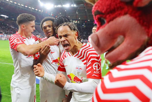 Leipzig vence com mais um golaço de Xavi Simons e mantém lugar Champions
