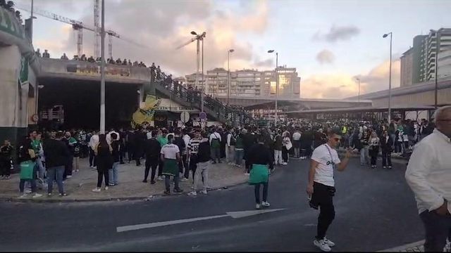 Adeptos do Sporting começam a reunir-se em Alvalade