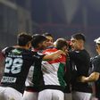 Vídeo: Jogadores do Palestino ajoelham-se pelas vítimas em Gaza e os adversários juntam-se