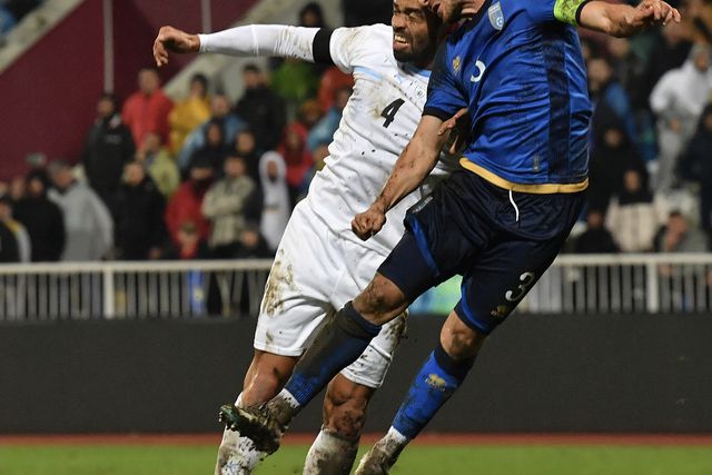 Israel faz sinal de meio coração e é assobiada, apesar de ter reconhecido Kosovo