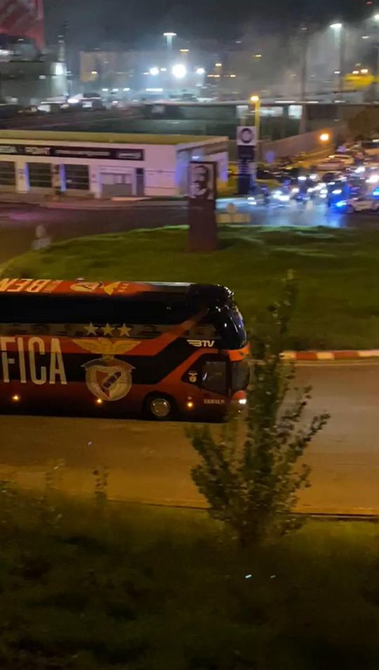 Adeptos manifestam apoio na chegada do autocarro do Benfica à Luz