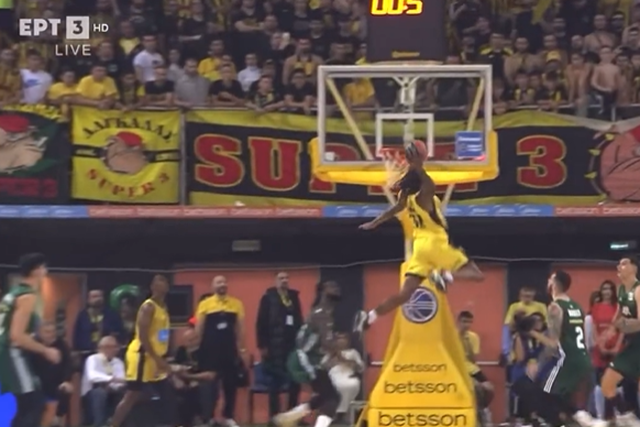 Tinha meio segundo para lançar e fez... o afundanço do ano (vídeo)