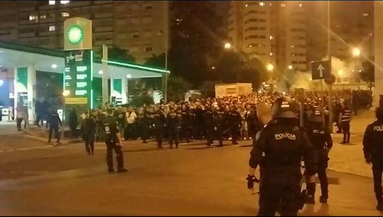 Adeptos do Sporting a caminho da Luz com tochas e petardos