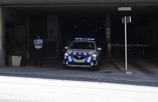 PSP: Polícia ferido após distúrbios em restaurante onde claque do Benfica lançou engenhos pirotécnicos