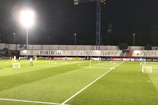 Martínez 'deu' a bola aos jogadores logo no inicio do treino da Seleção