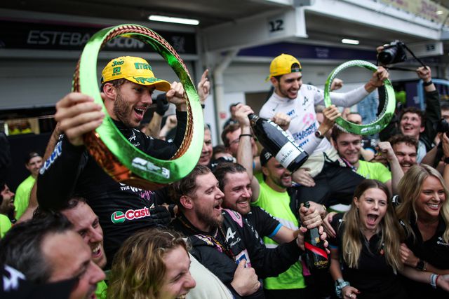 Pierre Gasly e Esteban Ocon, da Alpine, celebram a presença no pódio no Grande Prémio de Interlagos