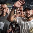 Neymar acena aos adeptos do Santos na Vila Belmiro