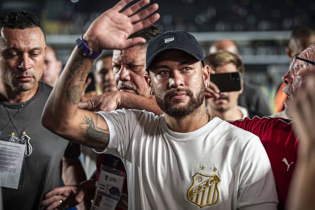 Neymar acena aos adeptos do Santos na Vila Belmiro